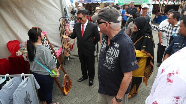 Para turis kapal pesiar MS Amera singgah dan belanja oleh-oleh di Sabang, Aceh.