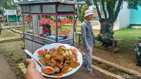 Dalam satu porsi yang dibuatnya berisikan satu buah siomay, tahu kuning, tahu putih, kentang, engkol, hingga satu telur rebus.