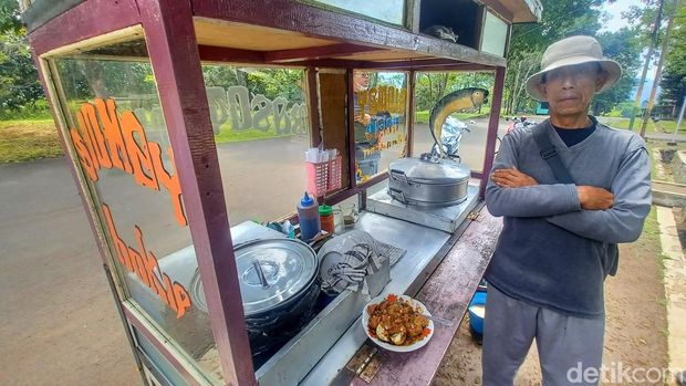Pedagang Baso Tahu, Endang Mina Supriadi (54) memperlihatkan makanannya yang dibeli oleh tentara Amerika, di depan Koperasi Markas Yonif Para Raider 330/Tridharma, Kecamatan Cicalengka, Kabupaten Bandung.
