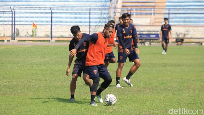 Pemain Persela saat berlatih