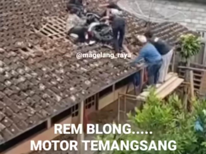 Pemotor nyungsep di atap rumah warga di Magelang.