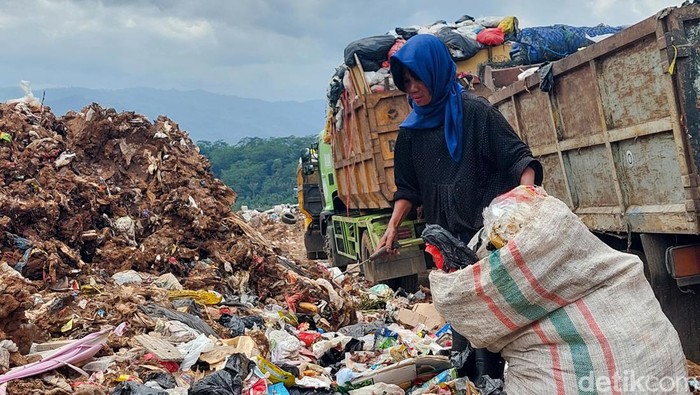 Pemulung di TPA Sarimukti
