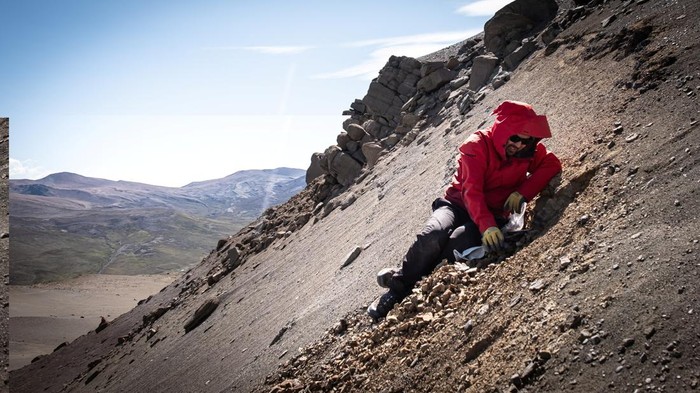 Penampakan Fosil Megaraptor yang Ditemukan di Chile A man works at the area where scientists discovered megaraptor fossils at 'Guido' hill in the Chilean Patagonia area, close to Torres del Paine park, in Magallanes and Antarctic region, Chile in this undated handout photo provided by the Instituto Chileno Antartico on January 16, 2023. Instituto Chileno Antartico/Handout via REUTERS ATTENTION EDITORS - THIS IMAGE WAS PROVIDED BY A THIRD PARTY. NO RESALES. NO ARCHIVES. MANDATORY CREDIT