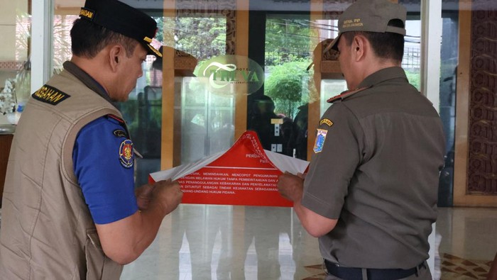 Pencabutan stiker peringatan oleh Dinas Gulkarmat DKI Jakarta.