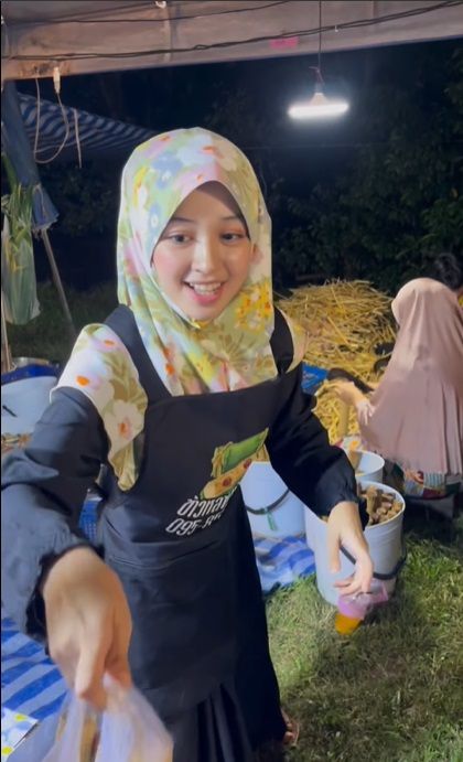 Penjual lemang cantik