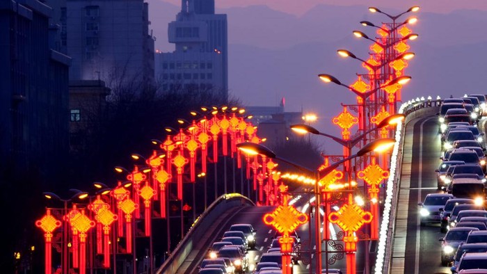 Pernak-pernik Imlek Mulai Hiasi Jalanan di Beijing Menjelang Imlek, jalanan di China mulai dihiasi pernak-pernik seperti 'Simpul Cina'. Nih fotonya.
