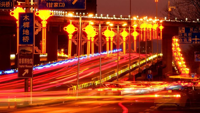 Pernak-pernik Imlek Mulai Hiasi Jalanan di Beijing Menjelang Imlek, jalanan di China mulai dihiasi pernak-pernik seperti 'Simpul Cina'. Nih fotonya.