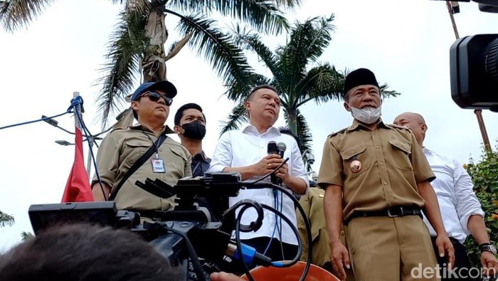 Pimpinan DPR Dasco menemui massa aksi kepala desa di depan Gedung DPR RI, Selasa (17/1/2023).