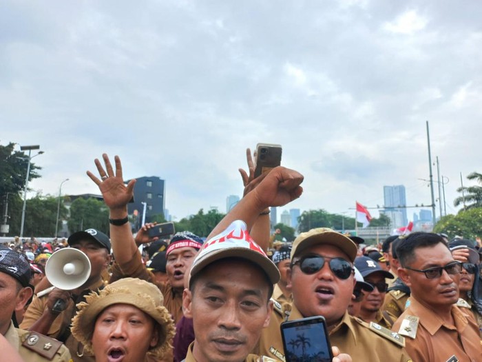 Pimpinan Pusat Perkumpulan Aparatur Pemerintah Desa Seluruh Indonesia (Papdesi) menggelar aksi di depan gedung DPR RI, Selasa (17/1/2023).