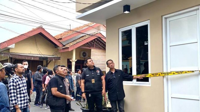 Polisi Geledah Rumah Alex Bonpis