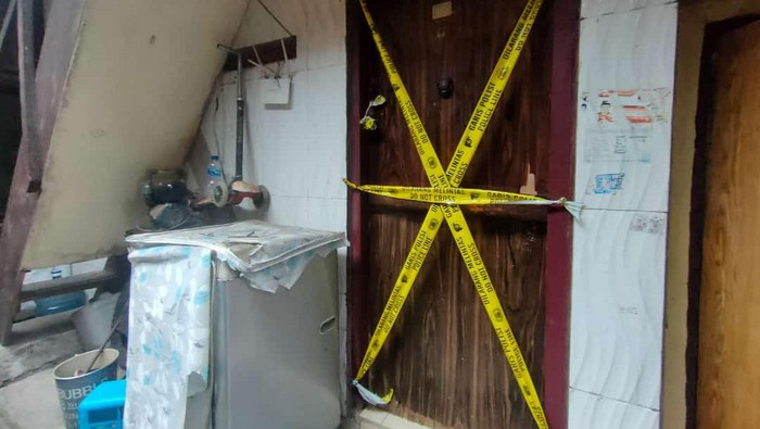 Polisi geledah rumah Alex Bonpis. Polisi geledah rumah Alex Bonpis.