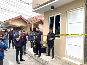 Potret Polisi Geledah Rumah Bandar Narkoba Kampung Bahari Alex Bonpis