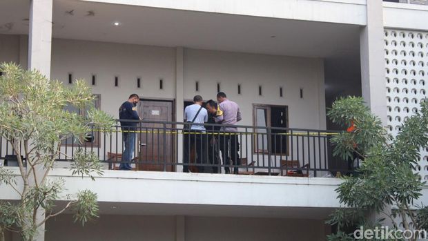 Polisi melakukan olah TKP di sebuah hotel di Blora, lokasi penemuan mayat wanita korban pembunuhan, Selasa (17/1/2023).