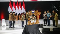 Jokowi memukul gong sebagai tanda dibukanya Rakornas Kepala Daerah dan Forkopimda 2023 di SICC, Sentul, Kabupaten Bogor, Jawa Barat, Selasa (17/1/2023).