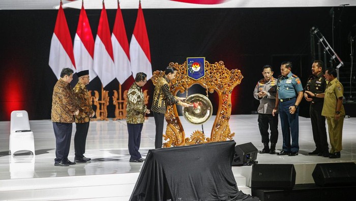 Potret Jokowi Wanti-wanti Kepala Daerah soal Ekonomi hingga Inflasi Presiden Joko Widodo (tengah) memukul gong disaksikan sejumlah jajaran kabinet Indonesia Maju saat membuka Rakornas Kepala Daerah dan Forkopimda 2023 di SICC, Sentul, Kabupaten Bogor, Jawa Barat, Selasa (17/1/2023). Dalam Rakornas Kepala Daerah dan Forkopimda 2023 yang diikuti oleh 4.545 peserta tersebut mengambil tema ?Penguatan Pertumbuhan Ekonomi dan Pengendalian Inflasi.