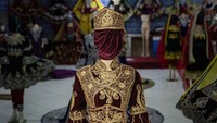 Beberapa penjual pakaian patuh pada aturan Taliban. Namun beberapa pedagang lainnya tidak. Yang tak setuju mengeluh tidak dapat memajang pakaian dagangan mereka dengan benar atau harus merusak manekin yang berharga. Pemilik toko kemudian harus menyeimbangkan antara mematuhi Taliban dan berusaha menarik pelanggan.  
