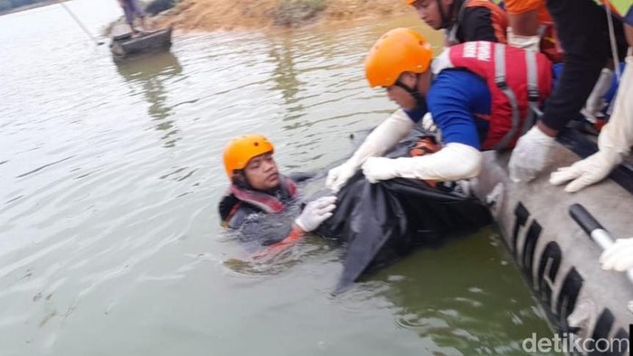 Proses evakuasi korban tewas usai sampan terbalik di Danau PLTA Tanjung Alai, Kampar, Riau.