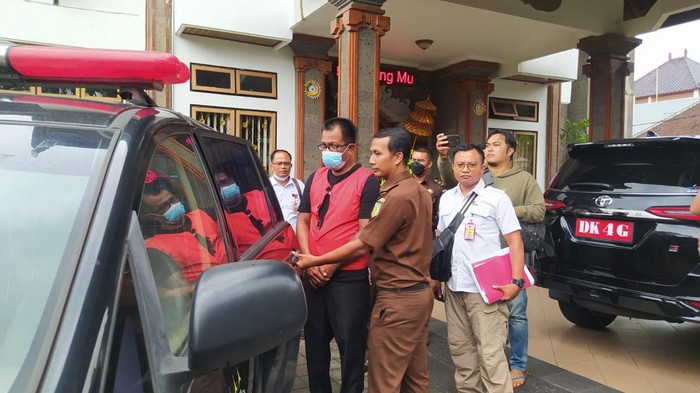 Proses pelimpahan tahap II tersangka korupsi gaji veteran dengan tersangka I Wayan Darsana di Kejari Tabanan, Selasa (17/1/2023). (istimewa)