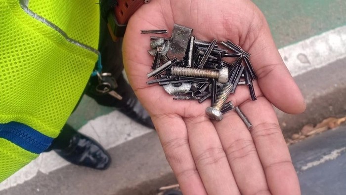 Ranjau paku yang ditemukan polisi di Semanggi (dok. Instagram TMC Polda Metro Jaya)