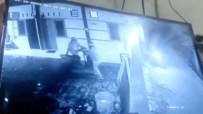 Rekaman CCTV pencurian sepeda motor di Meda. (Foto: Istimewa)