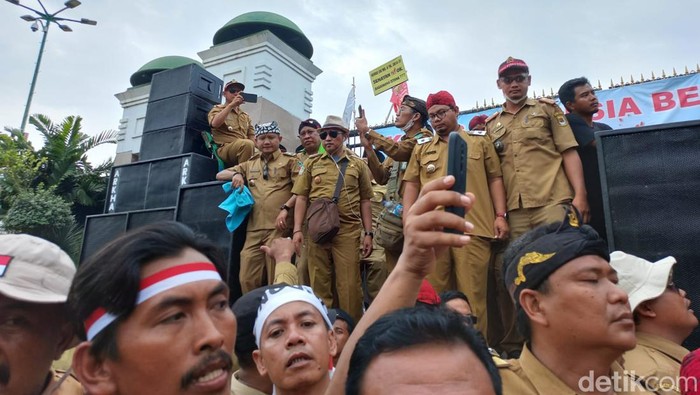 Ribuan kepala desa demo depan gedung DPR