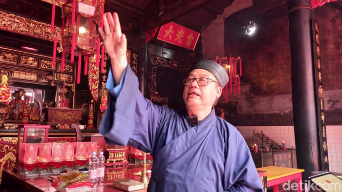 Ritual buka pintu di Kelenteng Tek Hay Kiong, Kota Tegal, awali perayaan Imlek 2023, Selasa (17/1/2023).