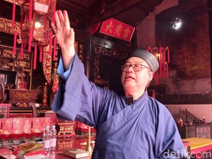 Ritual Buka Pintu Kelenteng Tek Hay Kiong Sambut Perayaan Imlek di Tegal
