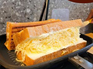 5 Roti Bakar Viral di Bandung, Ada yang Legendaris Sejak 1958!