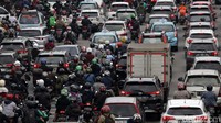 Kendaraan melaju sangat pelan karena padatnya volume kendaraan.