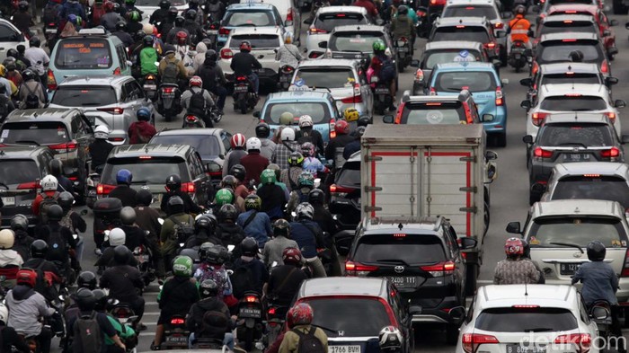 Sabar Ini Ujian! Macet di Jalan KH Abdullah Syafei Mengular Panjang Kemacetan panjang terjadi di Jalan KH Abdullah Syafei, Jakarta, Selasa (17/1/2023). Kemacetan ini disebabkan oleh tingginya volume kendaraan.