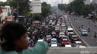 Pantauan detikcom pukul 08.45 WIB, terlihat kendaraan mengular dari Jl Jenderal Basuki Rahmat tepatnya di depan Pasar Gembrong hingga Mall Ambasador.