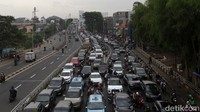 Kendaraan roda dua terlihat melaju memadati lajur sebelah kiri.