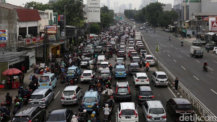 Kemacetan panjang terjadi di Jalan KH Abdullah Syafei, Jakarta, Selasa (17/1/2023). Kemacetan ini disebabkan oleh tingginya volume kendaraan.