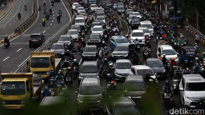 Sabar Ini Ujian! Macet di Jalan KH Abdullah Syafei Mengular Panjang Kemacetan panjang terjadi di Jalan KH Abdullah Syafei, Jakarta, Selasa (17/1/2023). Kemacetan ini disebabkan oleh tingginya volume kendaraan.