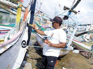 Relawan Ganjar Salurkan Bantuan dan Renovasi Perahu Nelayan di Madura