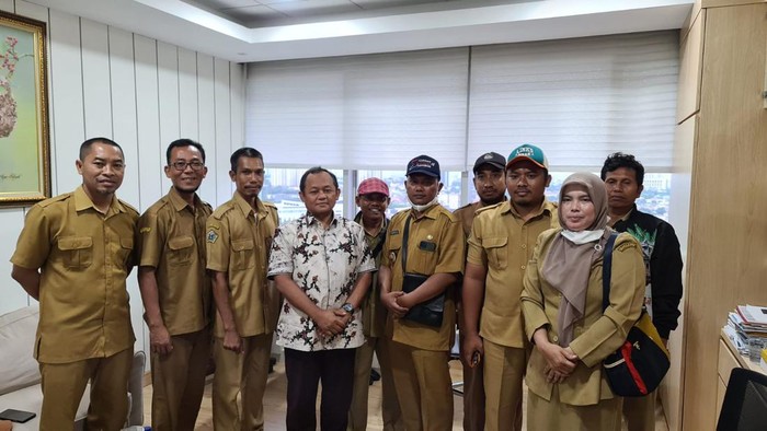 Sarmuji dan kades
