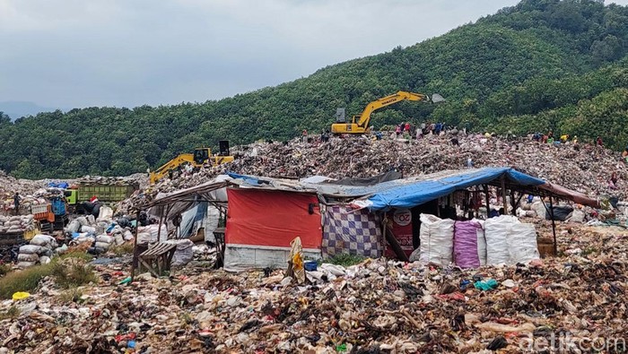 Sebuah gubuk berfungsi sebagai warung berdiri di tengah-tengah gunungan sampah TPA Sarimukti, Kabupaten Bandung Barat (KBB).