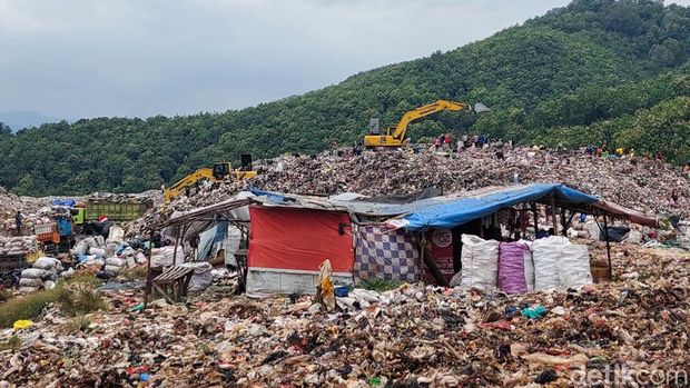Sebuah gubuk berfungsi sebagai warung berdiri di tengah-tengah gunungan sampah TPA Sarimukti, Kabupaten Bandung Barat (KBB).