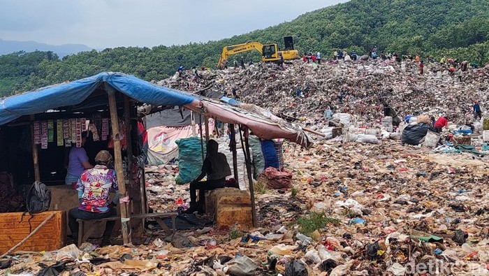 Sebuah gubuk berfungsi sebagai warung berdiri di tengah-tengah gunungan sampah TPA Sarimukti, Kabupaten Bandung Barat (KBB).