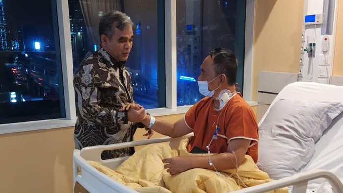 Sekjen Partai Gerindra Ahmad Muzani menjenguk Ketua Bappilu Partai Demokrat (PD) Andi Arief di rumah sakit (RS). Partai Demokrat berterima kasih atas kunjungan dan dukungan Muzani kepada Andi Arief yang kini tengah sakit.