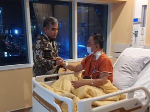 Sekjen Gerindra Jenguk Andi Arief yang Tengah Sakit di RS