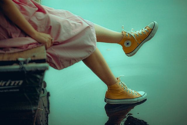 Sepatu warna mustard.