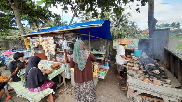 Serabi telur oncom Abah Aan yang populer di Pangandaran