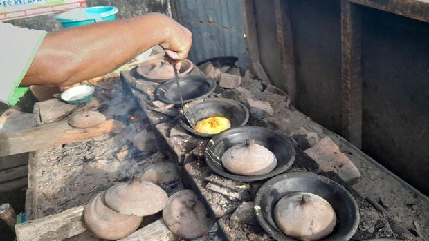 Serabi telur oncom Abah Aan yang populer di Pangandaran
