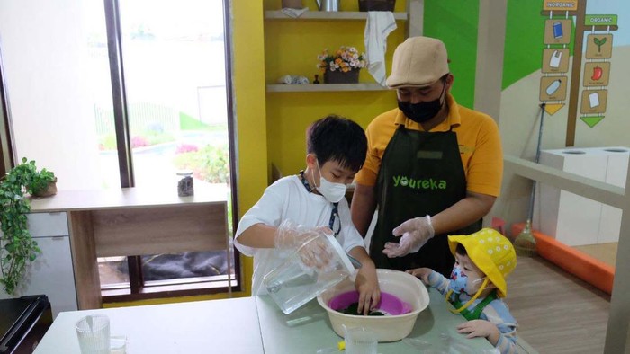 Bermain adalah kegiatan menyenangkan dan bermanfaat untuk tumbuh kembang anak. Konsep itu diusung oleh Youreka World dengan edutainment playground.