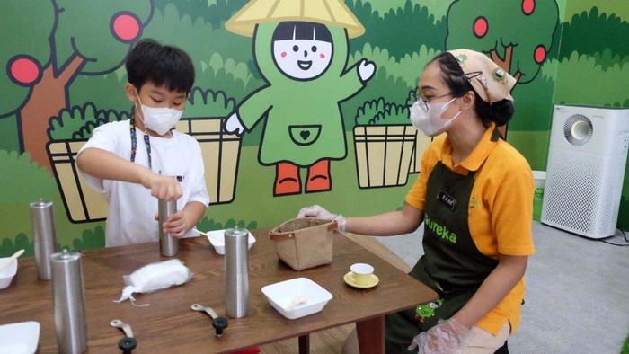 Bermain adalah kegiatan menyenangkan dan bermanfaat untuk tumbuh kembang anak. Konsep itu diusung oleh Youreka World dengan edutainment playground.