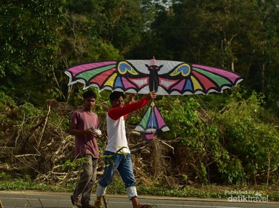 Serunya Lomba Layangan di Desa Sangau di Riau