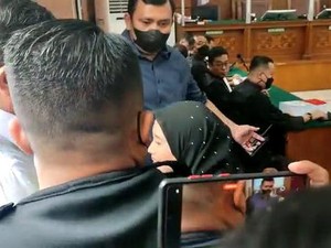Wanita yang Dulu Terobos Sidang Kini Tarik Tangan Sambo Jelang Tuntutan