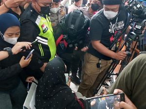 Aksi Syarifah Tarik Tangan Ferdy Sambo Jelang Sidang Tuntutan