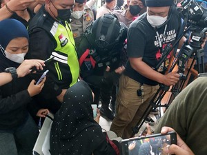 Aksi Syarifah Tarik Tangan Ferdy Sambo Jelang Sidang Tuntutan